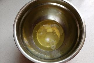 蛋清打入无水无油的干净盆中，分次加入白糖开始打发