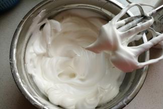 蛋白打发至湿性接近干性发泡状态