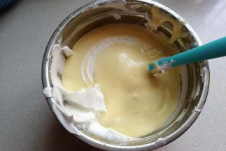 然后把拌好的蛋糊再倒回到蛋白霜中，继续翻拌均匀