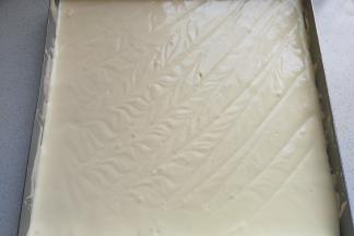 再把拌好的蛋糕糊倒入烤盘中，轻轻震荡几下使其表面平整（中间部分有点厚，我用竹签向周围划开），然后放入预热好的烤箱中层上下火，170~180度烤约30分钟左右
