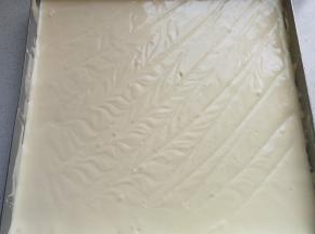 再把拌好的蛋糕糊倒入烤盘中，轻轻震荡几下使其表面平整（中间部分有点厚，我用竹签向周围划开），然后放入预热好的烤箱中层上下火，170~180度烤约30分钟左右
