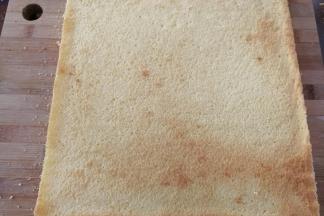 
先把四周的硬边切去
