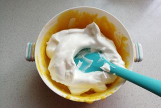 先取1/3的蛋白霜到蛋黄糊中翻拌均匀