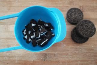 准备奥利奥饼干4块，用手掰成小碎块