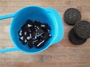 准备奥利奥饼干4块，用手掰成小碎块