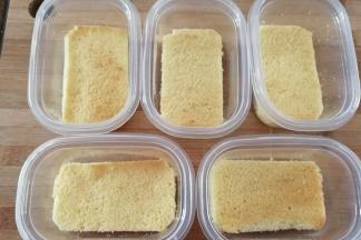 然后在盒子中先垫上一层蛋糕片