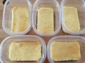 然后在盒子中先垫上一层蛋糕片