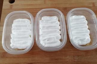 把打发好的淡奶油装入裱花袋中，在蛋糕片上挤上一层奶油