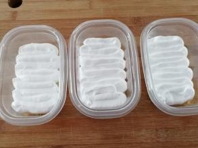 把打发好的淡奶油装入裱花袋中，在蛋糕片上挤上一层奶油