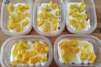 再在奶油上面摆上适量的芒果丁