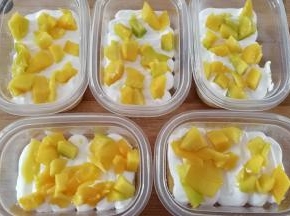 再在奶油上面摆上适量的芒果丁