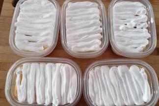 然后继续挤上一层奶油，上面这层奶油可以挤的薄一点