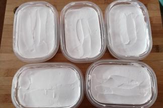 用抹刀稍微抹平