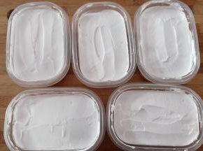 用抹刀稍微抹平