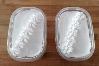 然后斜对角挤上一条奶油花