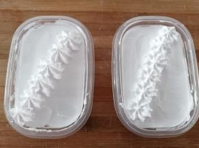 然后斜对角挤上一条奶油花