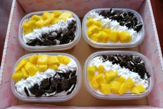 最后一边放上芒果丁，一边放上奥利奥碎块就OK啦