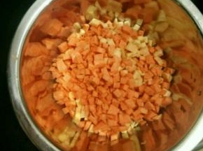 红薯去皮切丁。