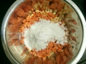 加入适量面粉和白糖，搅拌均匀。