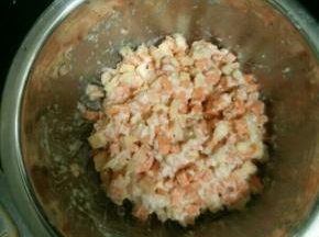 然后加入适量水，搅拌均匀。