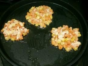 煎烤机刷一层薄油，放入红薯，尽量整成圆形。煎至底下凝固，轻轻翻面。