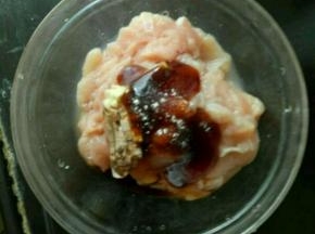 鸡胸肉洗干净切成片，加入姜片、料酒、耗油、生抽、胡椒粉和盐，搅拌均匀盐15分钟。