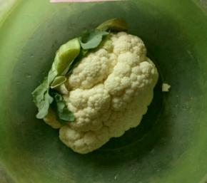 花菜切成小朵，放水冲洗干净。