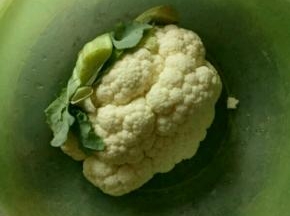 花菜切成小朵，放水冲洗干净。