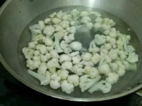 锅里放水，加入适量盐和油，烧开后放入花菜焯水，片刻后捞出。