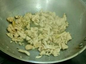 热锅凉油下鸡肉，煸炒至鸡肉变色。