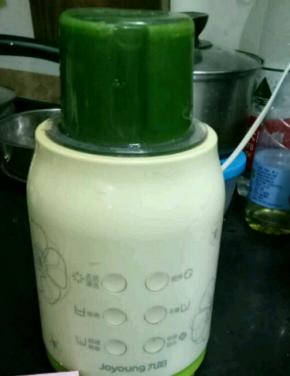 拿几棵菠菜洗干净后焯水，然后放到料理机打成菠菜汁。