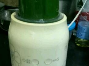 拿几棵菠菜洗干净后焯水，然后放到料理机打成菠菜汁。