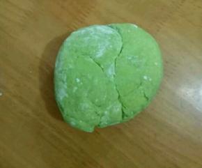取80克加入面粉，揉成较硬的面团，饧半个小时。
