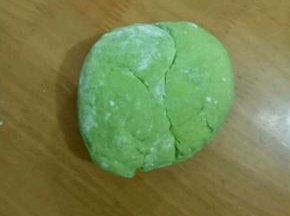 取80克加入面粉，揉成较硬的面团，饧半个小时。