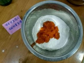 黄色面团一样的制作过程。