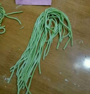 然后用压面机压成薄片，再切成面条。