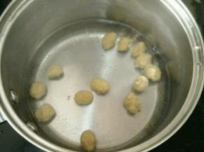 取个小锅放少许水，放丸子进去，烧开。
