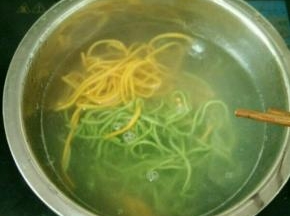 另外一个放足够的水烧开，放入面条，煮十几二十秒左右。