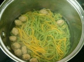 然后把面条捞出来，放到煮丸子的锅里并加入一点点盐，再煮到面条软烂，适合宝宝吃的程度。