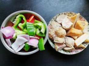 室温下解冻肉丸，鱼豆腐，再把主材料切成块状备用