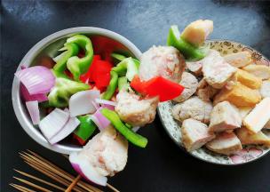 拿一个竹签分别串上洋葱，肉丸，青红椒，鱼豆腐