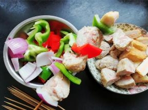 拿一个竹签分别串上洋葱，肉丸，青红椒，鱼豆腐