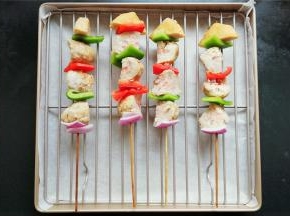 备一个学厨烤盘和置物架，把串好的肉丸串排放在上面