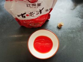 开始调汁，秘制配方，咕咾汁三勺