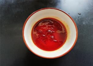 再放入半勺生抽和蚝油混合均匀备用