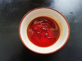 再放入半勺生抽和蚝油混合均匀备用