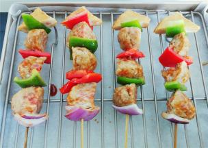 把混合的料汁均匀涂抹在肉丸串上