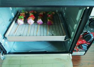 烤箱预热200度， 上下火 烤制15-18分钟