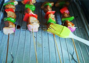 烤制10分钟后再均匀涂抹一次料汁，再继续烤