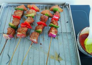 烤制完毕，趁热再涂抹一次料汁即可